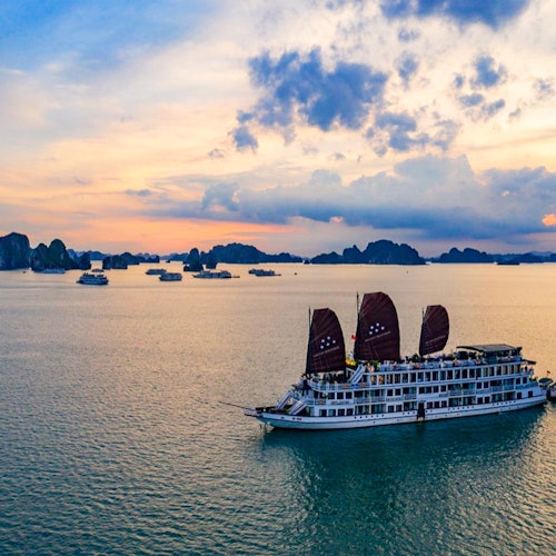 Touristische Kreuzfahrten durch die Halong-Bucht