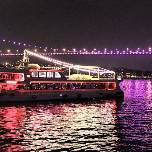 Paseos en barco con cena en Estambul